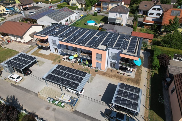 Voll ausgenutzt: Die Flächen des Daches und der Carports wurden mit Solarmodulen belegt, um genügend Strom für die Wärmeversorgung zu haben. - © My PV
