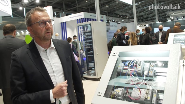 Torsten Sieker von Phoenix Contact erläutert den neuen EZA-Regler.