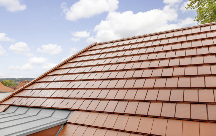 Die solaren Dachziegel passen sich nicht nur perfekt ins ­Deckbild des Daches ein, sondern auch ins Ortsbild. - © Foto: Susanne Buchholz
