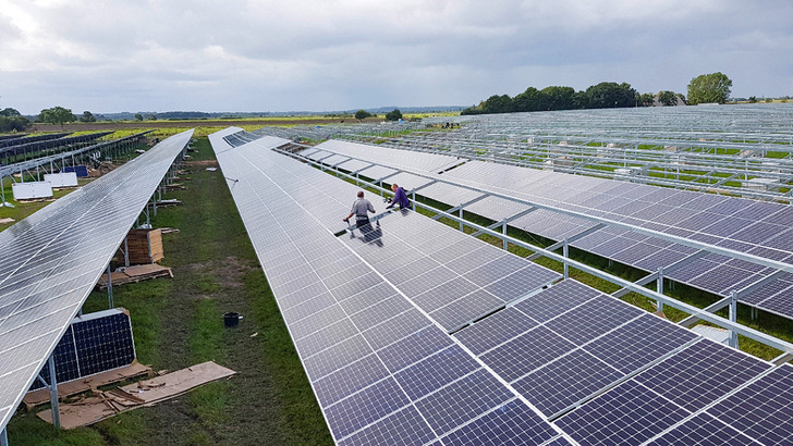 Seit Anfang November 2020 ist der Solarpark Burhafe in Niedersachsen mit 8,1 Megawatt am Netz. - © Maxsolar
