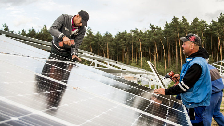 Das Auktionsvolumen für Solarparks auf Freiflächen muss noch angehoben werden, fordert der BSW. - © Alexander Winkler/SMA
