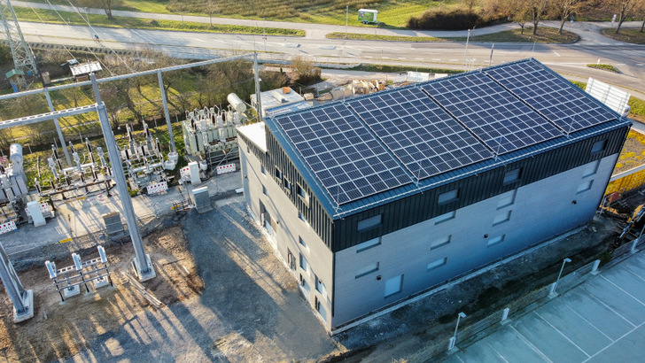 Mit der großen Solaranlage deckt das Umspannwerk seinen eigenen Strombedarf. - © ZEAG Energie
