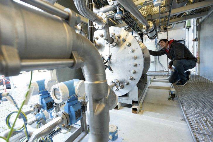 Marc-Simon Löffler vom ZSW bei dem Forschungsaufbau zur Wasserstoffgewinnung. - © picture alliance/dpa
