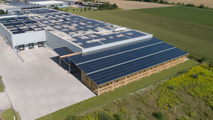 Kioto Solar in St.Veit an der Glan hat mit einem solaren Flugdach seinen Lagerplatz erweitert. Mit solchen Projekten will auch Wien versiegelte Flächen für die Photovoltaik erschließen. - © Sonnenkraft
