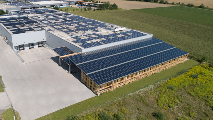 Kioto Solar in St.Veit an der Glan hat mit einem solaren Flugdach seinen Lagerplatz erweitert. Mit solchen Projekten will auch Wien versiegelte Flächen für die Photovoltaik erschließen.