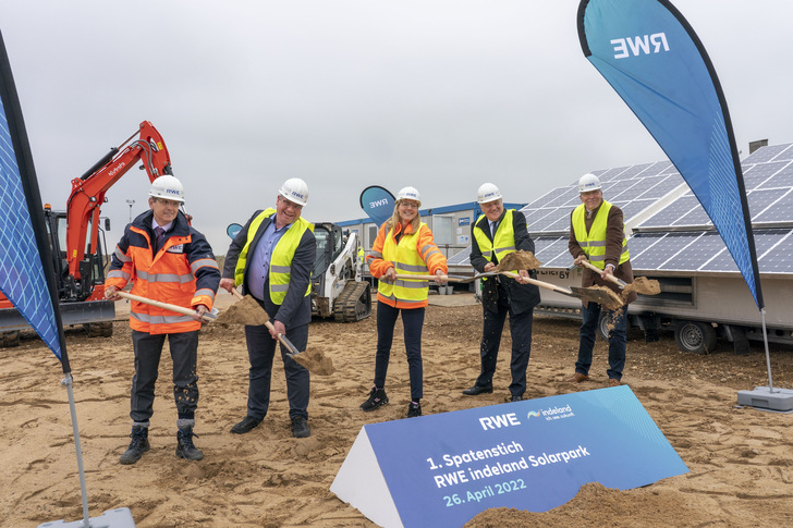 Der RWE Indeland Solarpark vereint rund 26.500 Solarmodule plus einen Stromspeicher.