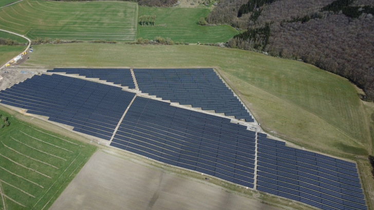 Der erste der sieben Solarparks ist fertig. Bis 2025 sollen neben den jetzt geplanten 80 Megawatt weitere 150 Megawatt Solarleistung in der Region um Bitburg gebaut werden. - © Trianel Energieprojekte
