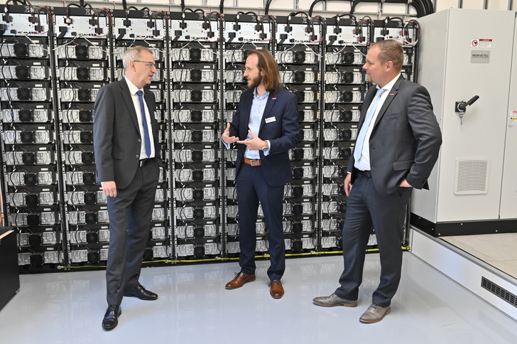 Der große Lithiumspeicher hat 740 Kilowatt Leistung. Elektromeister Christian Leest (Mitte) ist der technische Leiter des Kompetenzzentrums. - © HWK Potsdam
