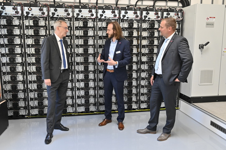 Der große Lithiumspeicher hat 740 Kilowatt Leistung. Elektromeister Christian Leest (Mitte) ist der technische Leiter des Kompetenzzentrums.