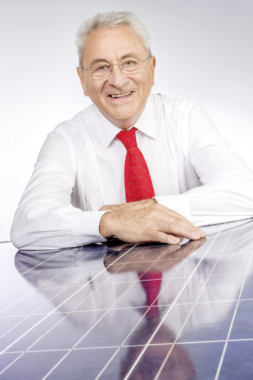 Udo Möhrstedt  hat IBC Solar im Jahr 1982 gegründet, als International Battery Consulting. Eines der ersten Büros befand sich über einem Fahrradgeschäft in Bad Staffelstein, wo sich auch heute noch der Firmensitz befindet. Später füllte seine Firma immer mehr Räume, baute an, überdachte den Innenhof. Mittlerweile hat der Physiker schon ein halbes Jahrhundert Photovoltaik gesehen. Nach dem Studium in Münster und Gießen hatte sich Möhrstedt erste Sporen als Leiter des Bereichs Anwendungstechnik beim Batteriefabrikanten Varta verdient. Danach wechselte er zur Firma Moll Akkumulatoren. Heute gehört IBC Solar zu den führenden Mittelständlern in Bayern. Drei Mal wurde die Firma unter „Bayerns Best 50“ gekürt. - © Foto: IBC Solar/L5
