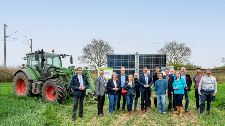 Die Projektpartner erklären bei der Übergabe des Förderbescheids Umweltminister Olaf Lies (7.v.L.) das Ziel, das sie mit der Anlage verfolgen.
