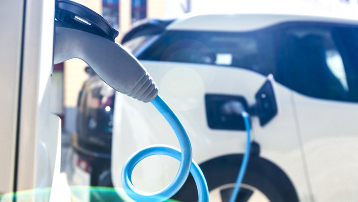 Die Daten des Batteriezustands werden mit einem kombinierten Lade- und Diagnosegerät ausgelesen.