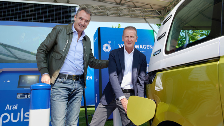 Bernard Looney, Geschäftsführer  von BP (links), und Herbert Diess, Vorstandsvorsitzender von VW, weihen die erste gemeinsame Ladesäule in Düsseldorf ein. - © Andreas Oertzen
