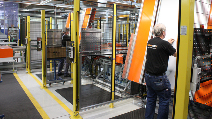 Der Bedarf der Solarindustrie an Fachkräften ist gewaltig. Hier ein Blick in die neue F8 von Solarwatt in Dresden.