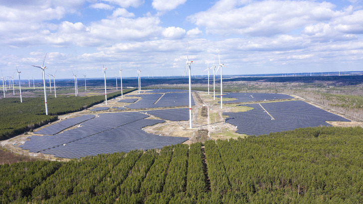 Der Energiepark Lausitz entsteht in einer Region, in der schon seit Jahren Windräder Strom liefern. Für den Bau des Solarparks ist dies eine Herausforderung. - © GP Joule
