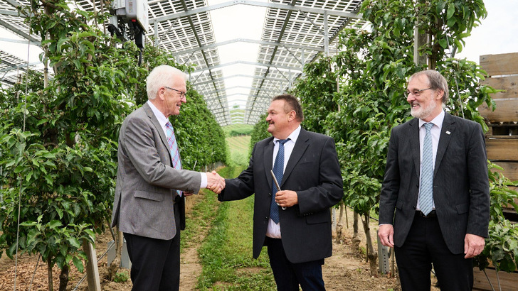 Zum Start des ersten Projekts der Modellregion Agriphotovoltaik kam Ministerpräsident Wnfried Krentschmann nach Kressbronn am Bodensee. - © Bernd Schumacher
