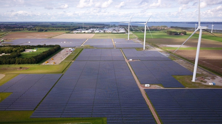 Dieser Energiepark in den Niederlanden kombiniert Solarpark, Windpark und Batteriespeicher. - © Belectric
