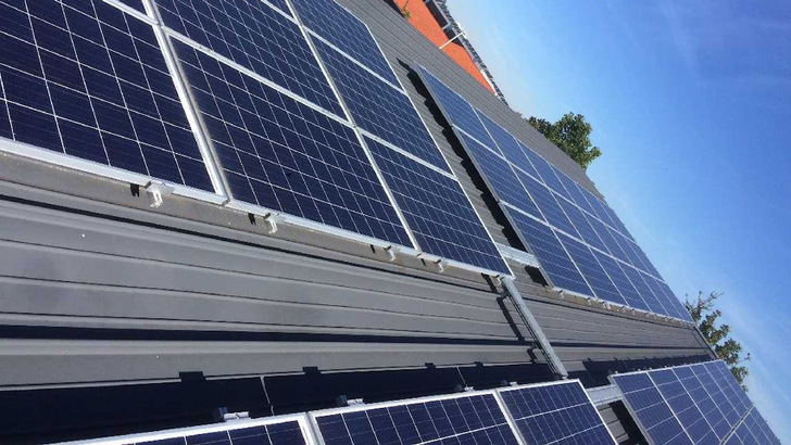 Diese Dachanlage in Bayern steht zum Verkauf.