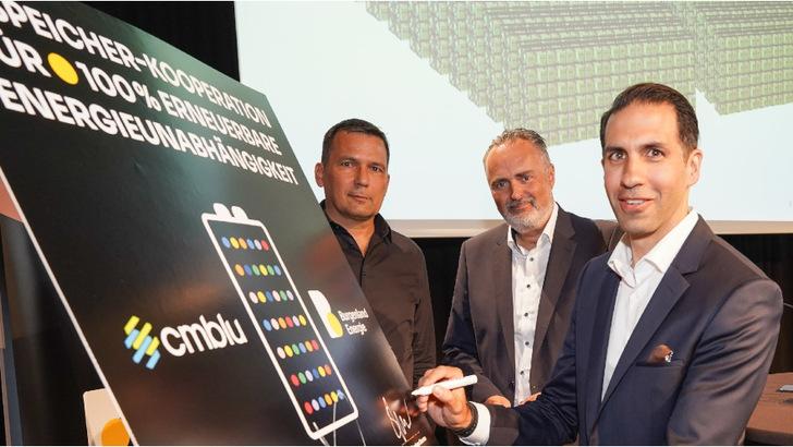 CM-Blu-Chef Peter Geigle (li.) und Stephan Sharma, Vorstand von Burgenland Energie (re.), unterzeichnen die Kooperation im Beisein des burgenländischen Landeshauptmanns Hans Peter Doskozil.