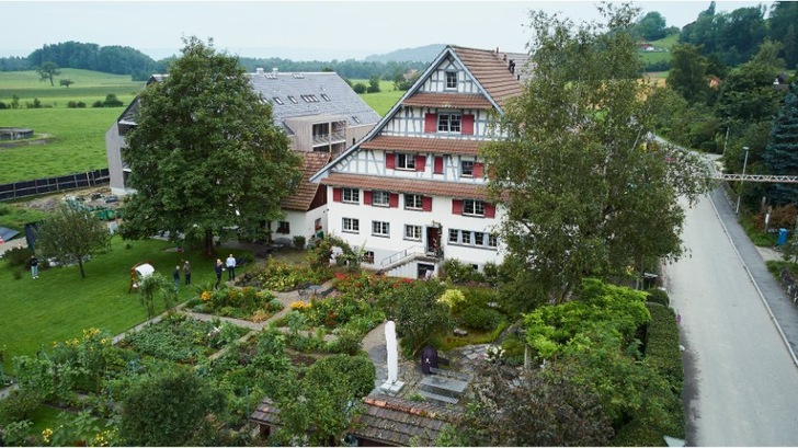 Kleine Siedlung in der Schweiz mit viel Solarstrom: Überschüsse werden in Form von Wasserstoff für den Winter eingelagert.