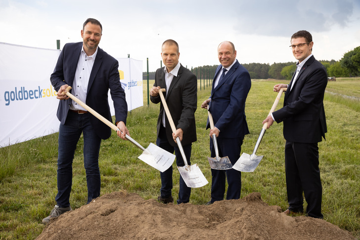 Alexander Gutsch (Goldbeck), Martin Kanitz (antlike Solar), Frank Grafe (CIO bei CEE) sowie Tobias Schüßler (COO Goldbeck) beim Spatenstich für den Solarpark Döllen in Brandenburg. - © Goldbeck Solar
