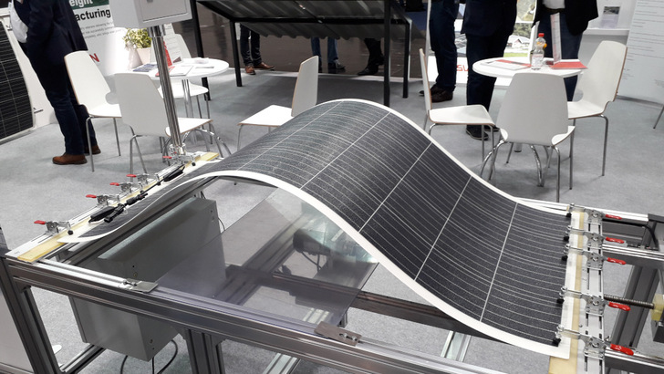 Die neuen Leichtbaumodule von Sunman kommen ohne Glas aufs Dach oder an die Fassade. Das öffnet ganz neue Möglichkeiten der solaren Nutzung.