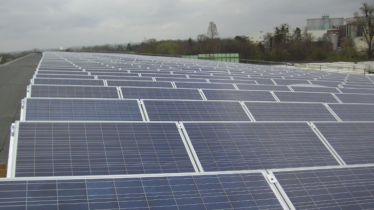 Diese Dachanlage steht zur Demontage und zum Verkauf.