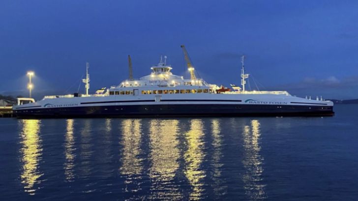 Die Bastø Electric ist die erste von drei batteriebetriebenen Fähren, die im Oslo-Fjord unterwegs sind. Zwischen Moss und Horten werden jährlich 3,8 Millionen Passagiere und 1,8 Millionen Fahrzeuge befördert. Die neuen Fähren senken die Emissionen um 75 Prozent.