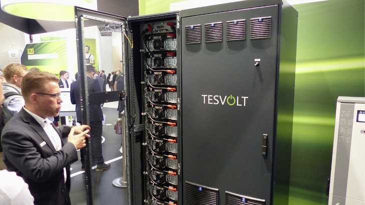 Tesvolt stellte die neue E-Serie vor. Auch weitere Anbieter von Gewerbespeicher zeigten in München innovative Neuheiten.