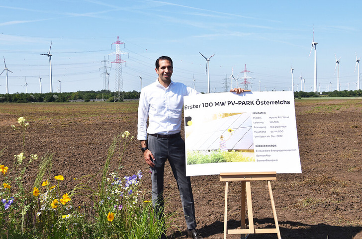 Hier soll der größte Solarpark Österreichs entstehen, zeigt Stephan Sharma von Burgenland Energie.