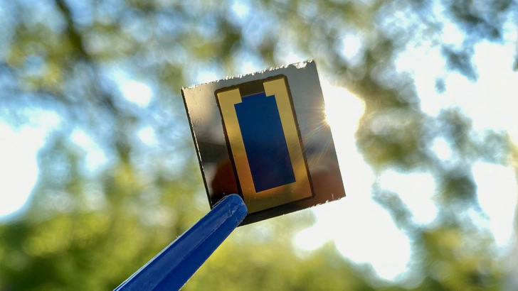 Mit dieser Solarzelle haben die Forscher des KIT eine Effizienz von fast 25 Prozent erreicht. - © Marco A. Ruiz-Preciado/KIT
