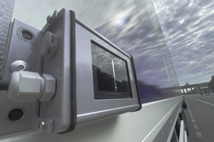 Ein Testfahrzeug der Rhenus Gruppe fährt bereits mit solarer Messtechnik von Sono Motors. - © Sono Motors
