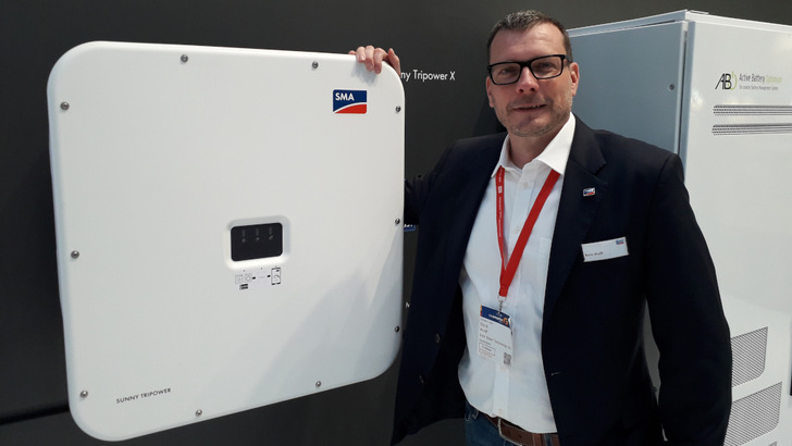 Boris Wolff leitet den Vertrieb bei SMA. Hier zeigt er in München den neuen Sunny Tripower X.