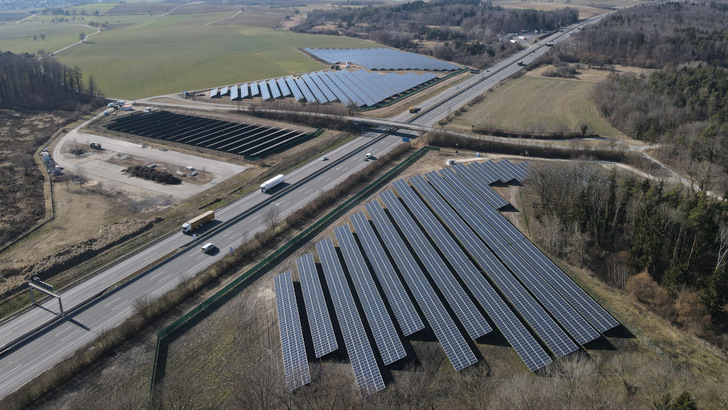 Der Solarpark Rumisbohl liegt an der Bundesautobahn A81 in Mühlhausen-Ehingen. - © Energiewerk
