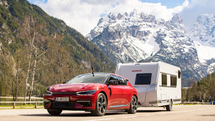 Mit Elektroauto und Wohnwagen in den Urlaub: Das Testgespann auf dem Weg zur Adria. - © ADAC
