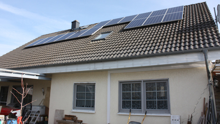 Künftig müssen bei Sanierungen in BaWü mindestens 60 Prozent der Dachfläche mit Modulen belegt werden. - © Heiko Schwarzburger
