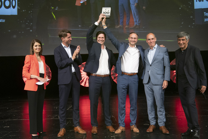 Grund zum Feiern: Tesvolt-Gründer Simon Schandert und Daniel Hannemann erhalten die Trophäe „Innovator des Jahres 2022". - © KD Busch.com/compamedia
