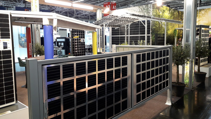 Messestand der GridParity AG in München mit einem breiten Sortiment von Glas-Glas-Modulen.