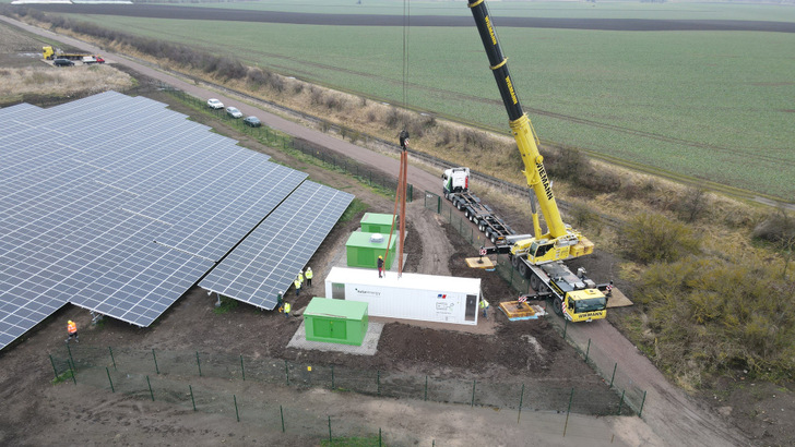 Naturstrom hat den Solarpark Henschleben mit leistungsstarken Speichern ausgestattet. - © Naturstrom
