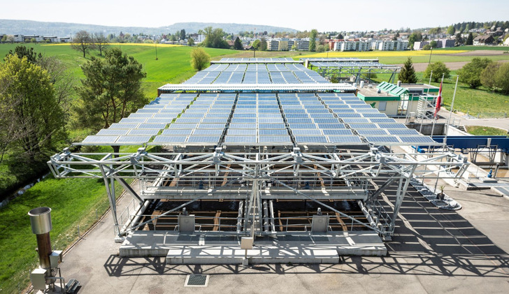 In der Schweiz haben sich faltbare Solaranlage als Überdachung von Klärbecken wie hier in Bassersdorf schon bewährt. - © DHP Technology
