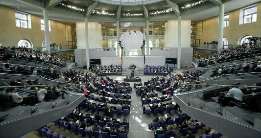 Der Bundestag hat den Vorschlag der Bundesregierung weitgehend unverändert angenommen, die Energiewende zu beschleunigen. - © Deutscher Bundestag/Marc Steffen Unger
