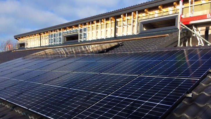 Solarmodule auf dem Dach des Mehrgeschossers. - © Einhundert Energie
