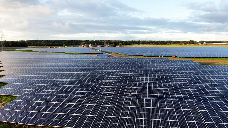 Die Zahl großer Solarparks in Deutschland steigt, damit auch die Solarleistung, die dem Netz zur Verfügung steht. - © Belectric
