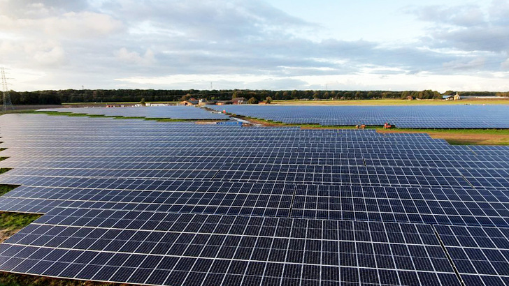 Die Zahl großer Solarparks in Deutschland steigt, damit auch die Solarleistung, die dem Netz zur Verfügung steht.