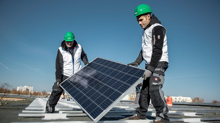 Installateure montieren im Auftrag der Berliner Stadtwerke weitere Solarmodule. - © Benjamin Pritzkuleit/Berliner Stadtwerke
