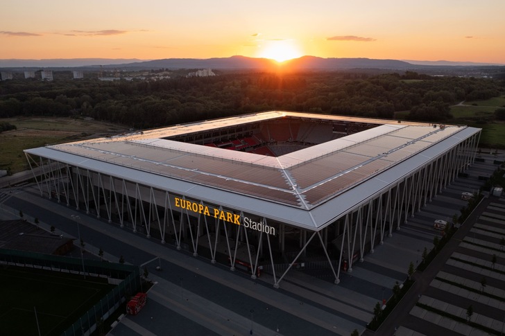 Das Solardach des Europa-Park Stadions, hier spielt der SC Freiburg. - © Badenova
