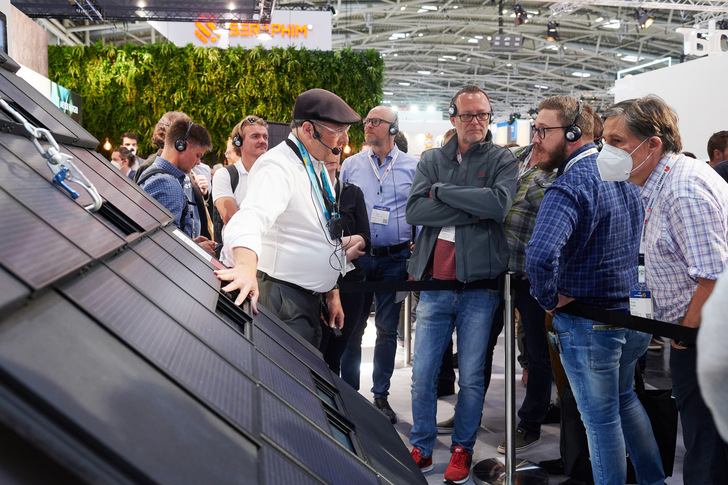 Die variable Decklänge des Solarziegels gibt dem Dachdecker mehr Flexibilität. - © Meyer Burger
