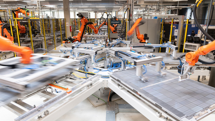 Für die Produktion der Module in der neuen Fabrik nutzt Solarwatt ausschließlich Ökostrom. - © Solarwatt
