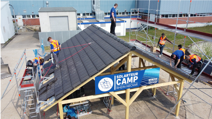 An einem eigens dafür aufgebauten Dachmodell üben die angehenden Installateure die Montage von Solaranlagen. - © Steffen Hoffner
