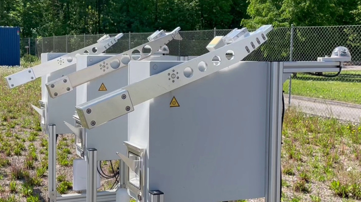 Ein kleiner Spiegel wird ein Mal pro Minute zu einer Messöffnung geschwenkt. Dort wird der Reflexionsgrad gemessen und mit einem sauberen Referenzspiegel abgeglichen.